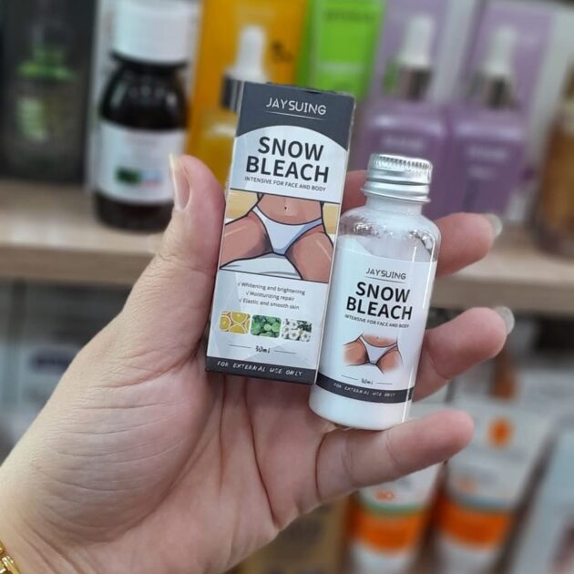اقوى _مبيض_مناطق _حساسة_😍😍❤️‍🔥 المنتج روعة روعة و أخيرا وفرنالكم كريم Snow Bleach المُبيض 🤩 لي عامل ضجة كبيرة ...الاصلي 💯 عرايس الصيف ياربي تبداو من ضرك روتينات التبييض ... ✅يُستخدم للتبيض الفعال لمناطق الجسم الحساسة الذراعين، تحت الأبط، الرُكب ، الساقين، منطقة البكيني... ✅مفعوله يظهر خلال ايام معدودة من المداومة المستمرة و من الأستعمال المُنتظم. ✅المبيض مصنوع من مواد طبيعية أمنة غير مُهيج للبشرة، مُناسب للبشرة الجافة والدهنية والمُختلطة. 🔥تفتيح البشرة: ✅يحتوي على مكونات مثل الهيدروكينون، حمض كوجيك، أو أربوتين، والتي تهدف إلى تقليل التصبغات الجلدية وتفتيح البشرة. 🔥ترطيب البشرة: ✅تحتوي هذه المنتجات أيضًا على مكونات مرطبة مثل حمض الهيالورونيك أو الجليسرين، مما يساعد على الاحتفاظ بالرطوبة في الجلد ومنع الجفاف. ✅تستخدم لتنعيم البشرة وجعلها تبدو أكثر إشراقًا ونعومة. ✅التوصيل متوفر لجميع الولايات ❤️❤️❤️ ✅لمعرفة السعر او للطلب تواصلوا معنا عبر الخاص❤️❤️